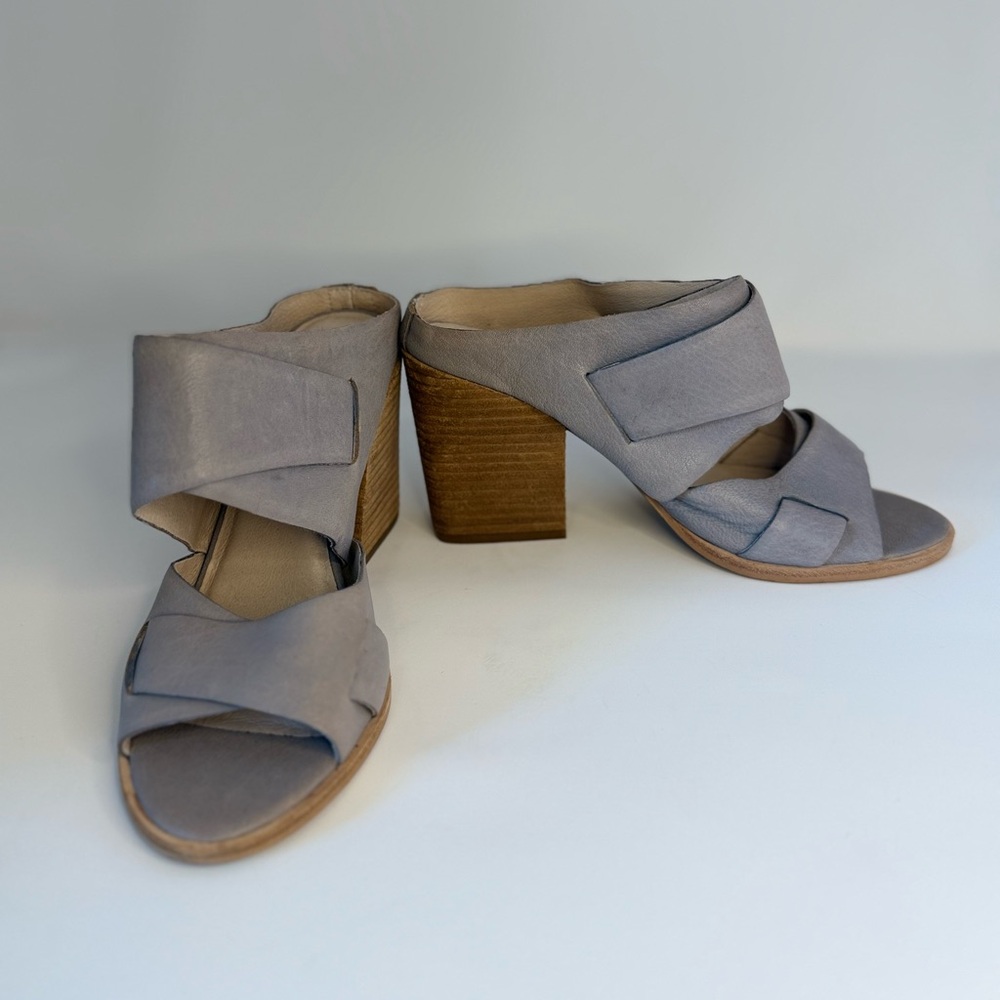 🌸GEEWAWA pre-owned leathet sandals. 3 1/2” heels. Size 8M. WHEELS09.